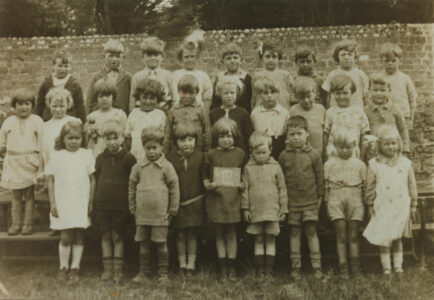 Group of boys and girls - thumbnail image
