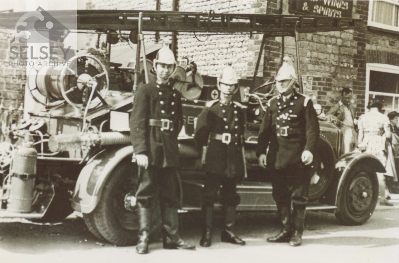 Old fire engine with 3 firemen - featured image