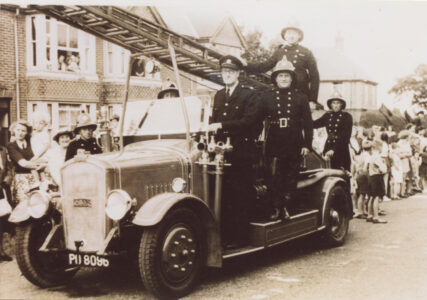 Fire engine with firemen and onlookers - thumbnail image