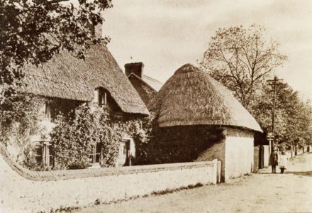 Selsey: Thatched cottage in High Street - thumbnail image