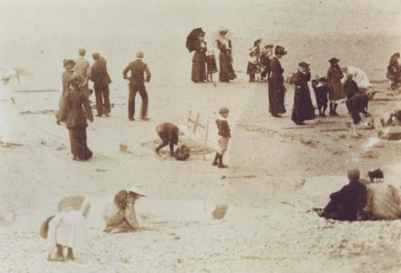 Selsey: People on beach - thumbnail image