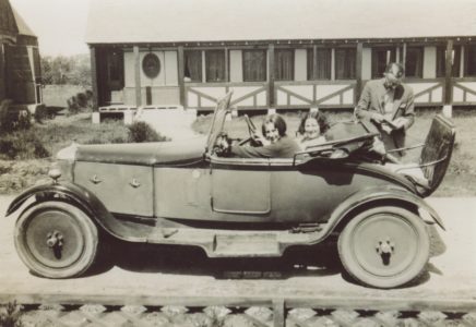 Selsey: Car outside railway carriage house - thumbnail image